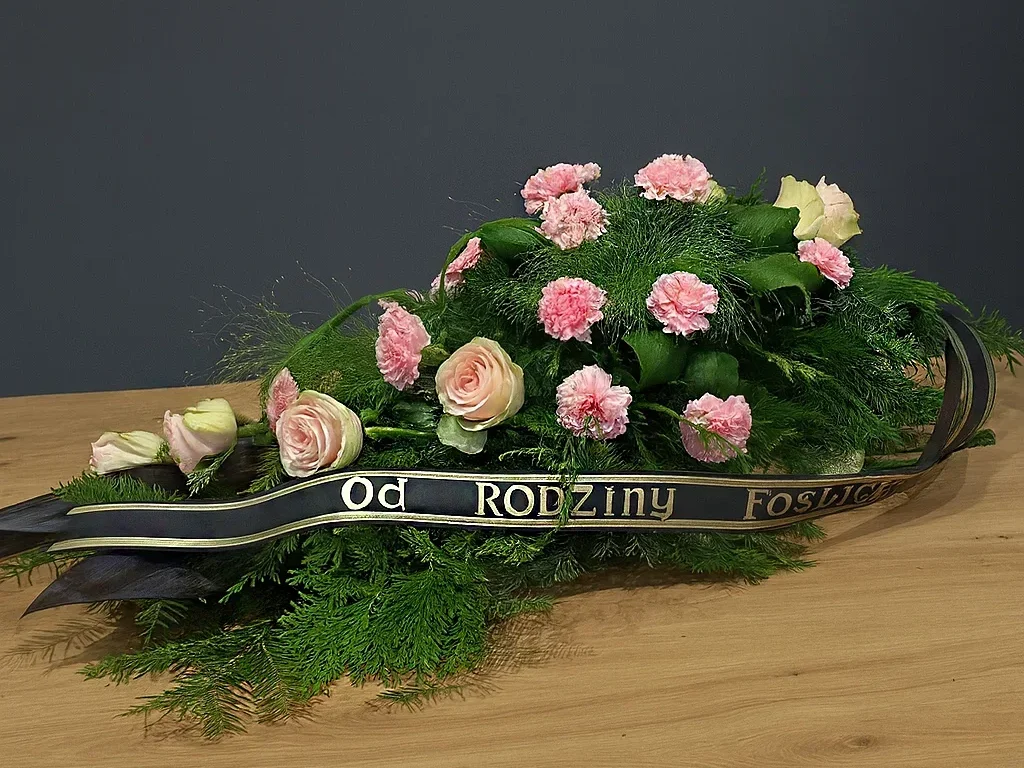 Elegancka wiązanka na pogrzeb z różowymi kwiatami
